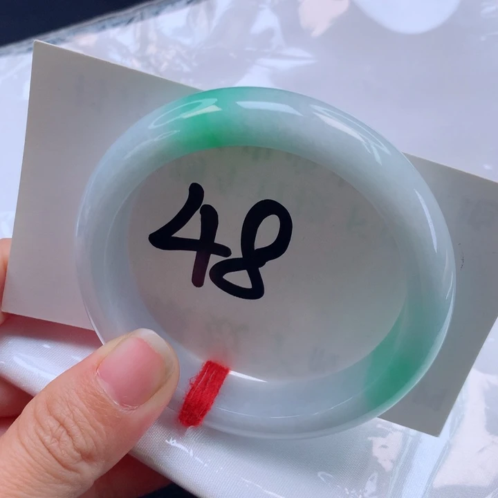 翡翠手镯未镶嵌白底青