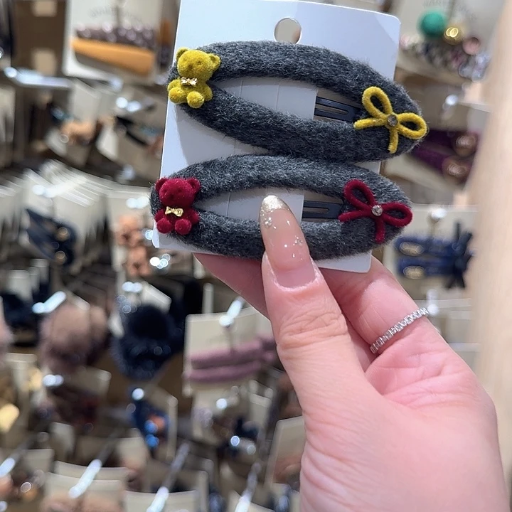 灰色椭圆绿色红色小熊掰掰