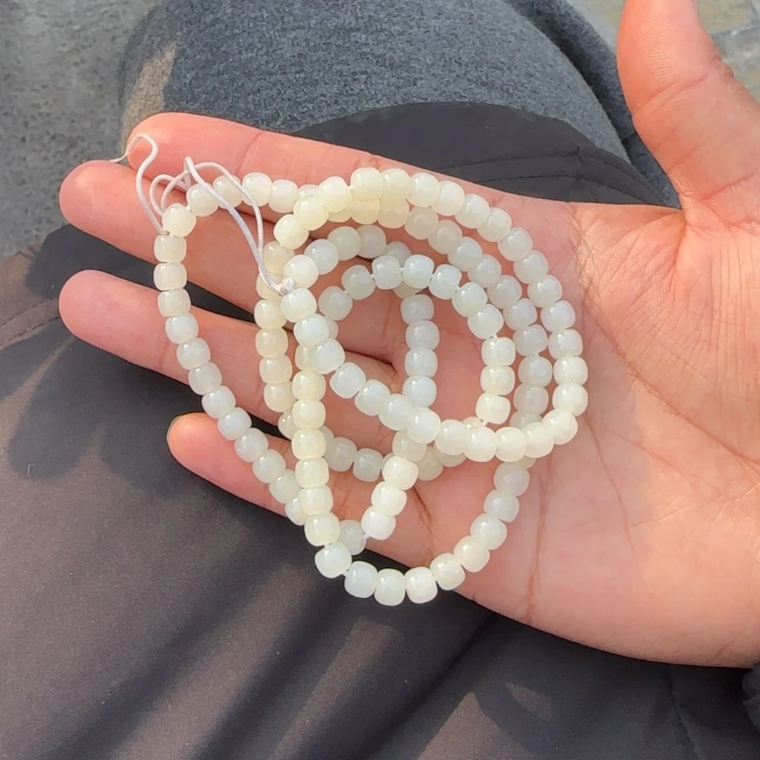 和田玉颈饰未镶嵌有****?