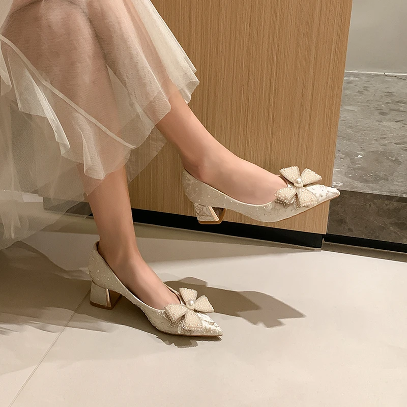 2025尖头温柔四叶草扣饰国风单鞋女百搭不出错套脚时尚透气高跟鞋