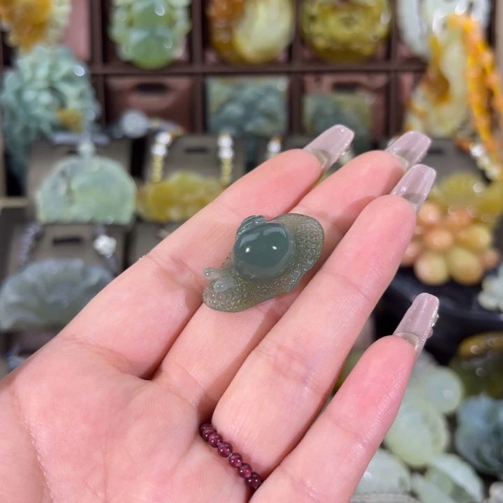 蛇纹石玉未镶嵌颈饰安*?