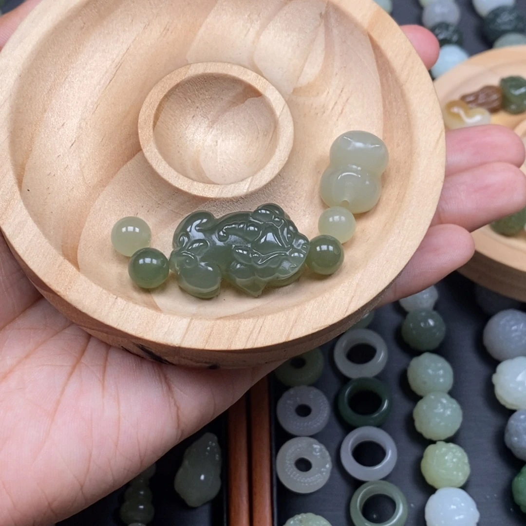咯***卿和田玉未镶嵌颈饰
