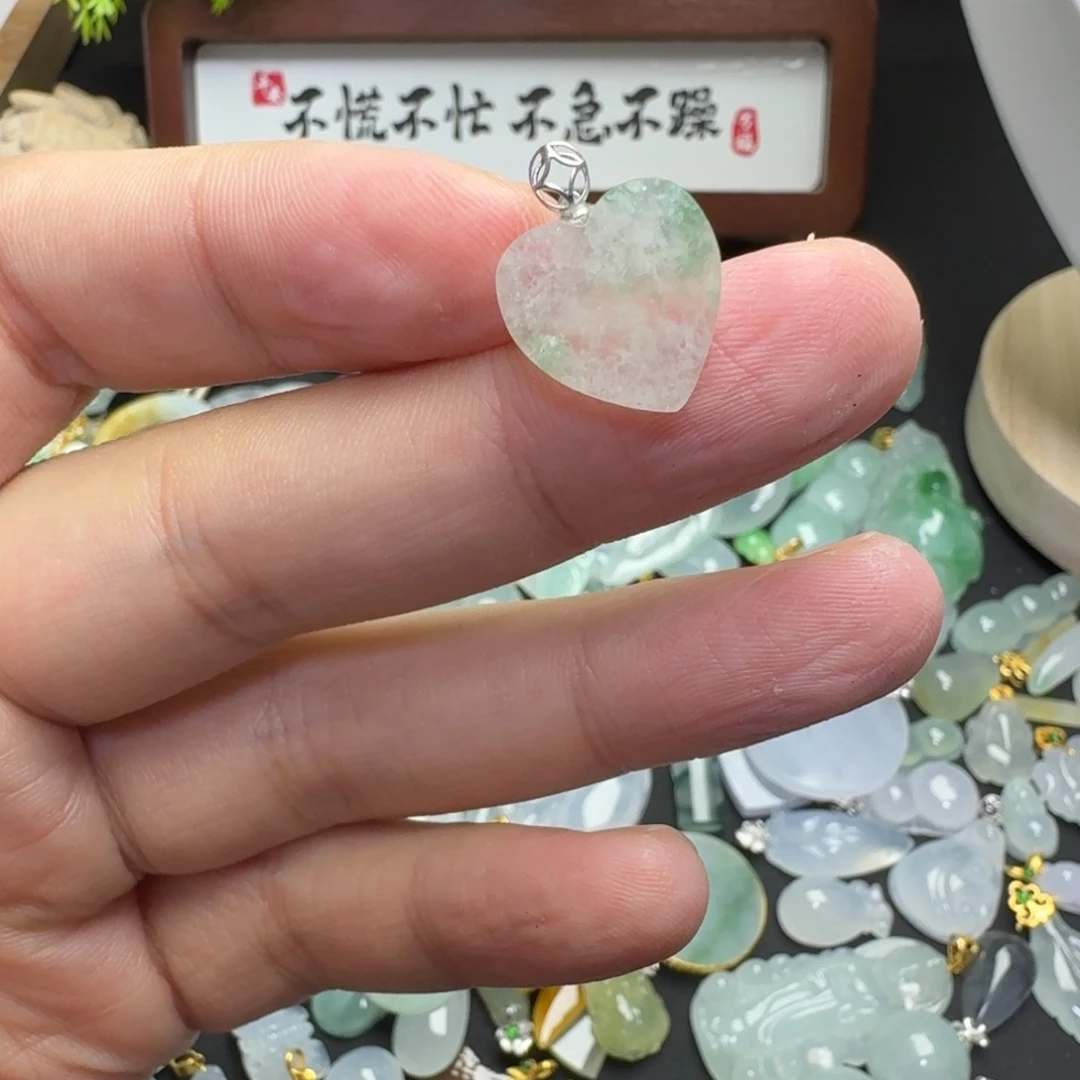 翡翠18K金镶嵌颈饰爱心