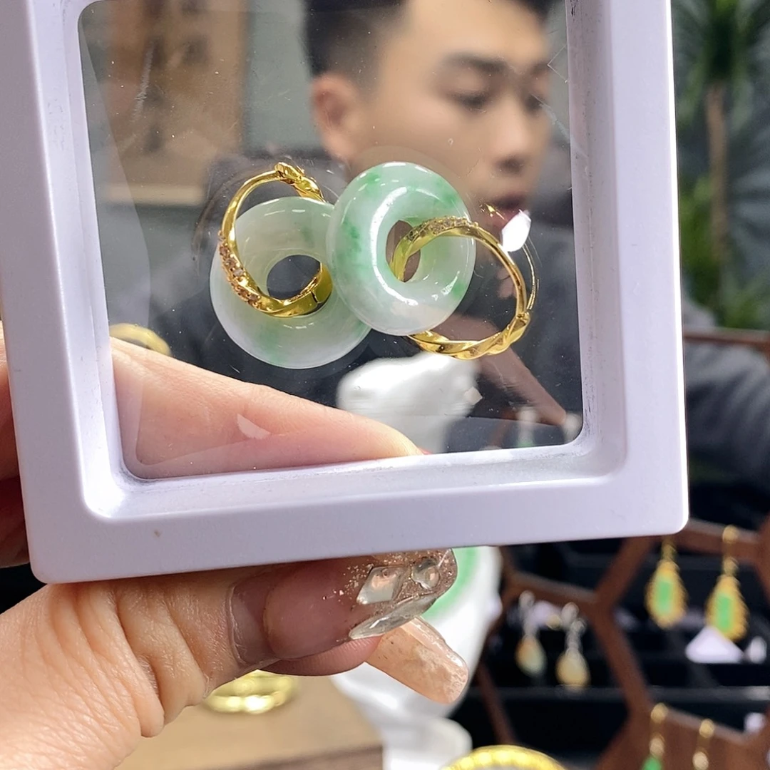 翡翠耳饰未镶嵌翡翠