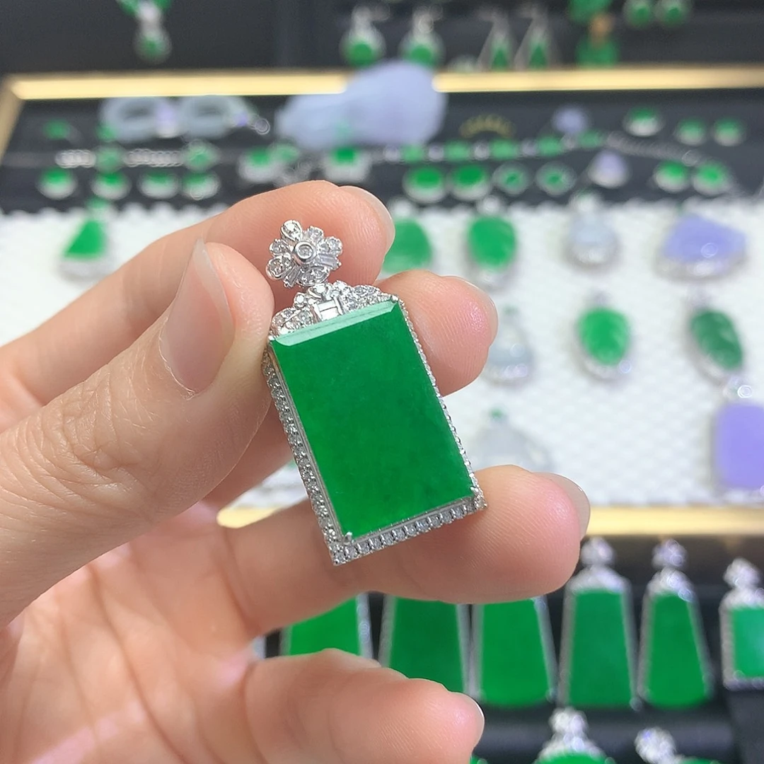 颈饰18K金镶嵌翡翠吊坠