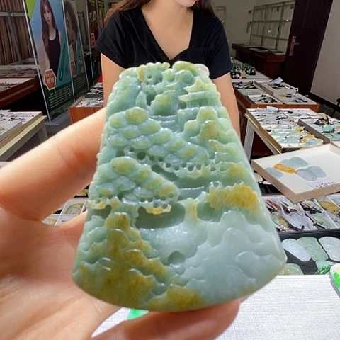 翡翠未镶嵌颈饰一个
