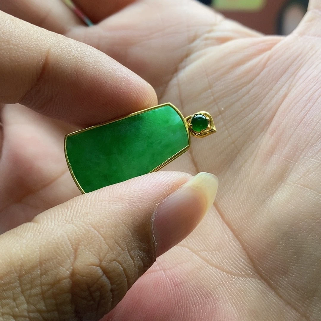 翡翠18K金镶嵌颈饰