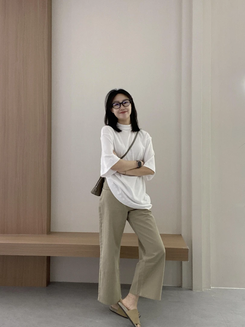 2025秋季新款韩系气质简约白色圆领中袖上衣百搭卡其色休闲裤套装
