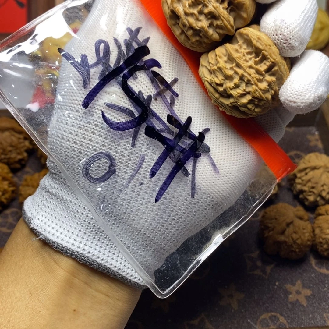 S****t瑞麟文玩核桃白狮子