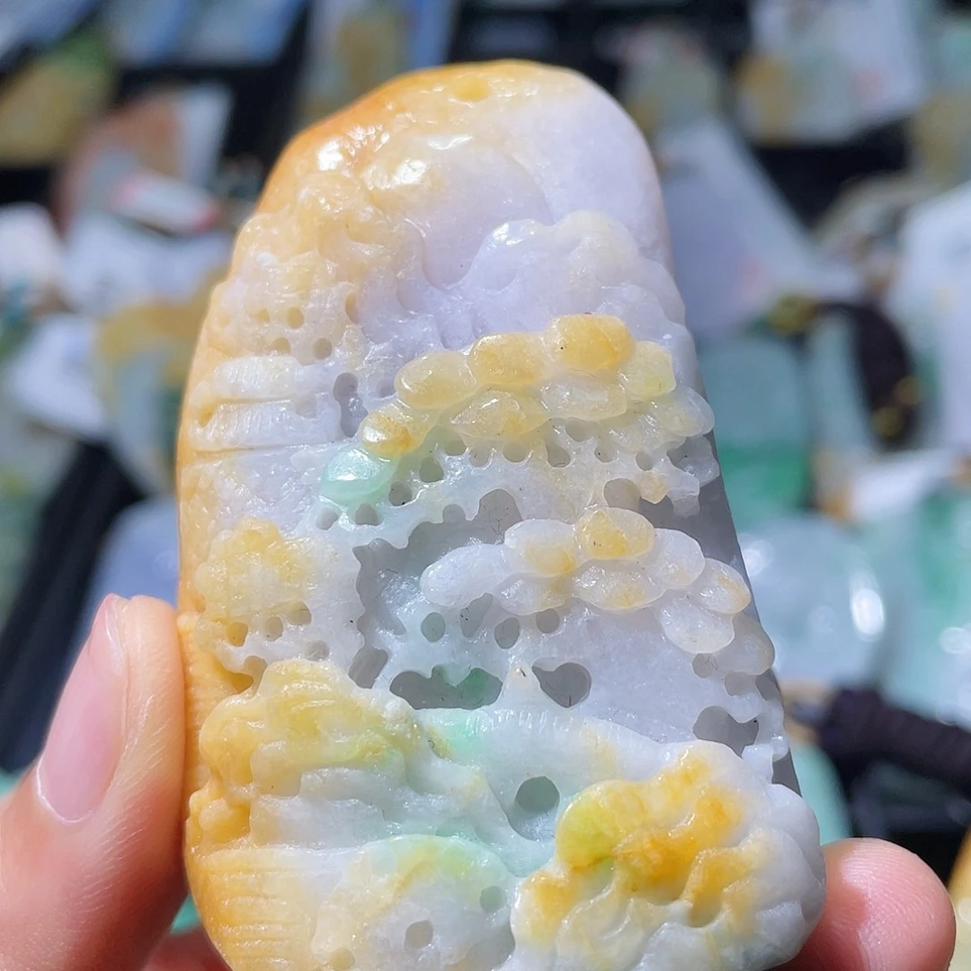 翡翠未镶嵌颈饰一个