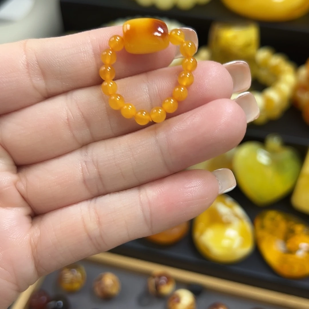 琥珀未镶嵌戒指鸡油红