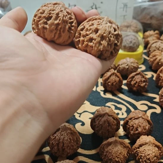 文玩核桃吊坠白狮子。微瑕