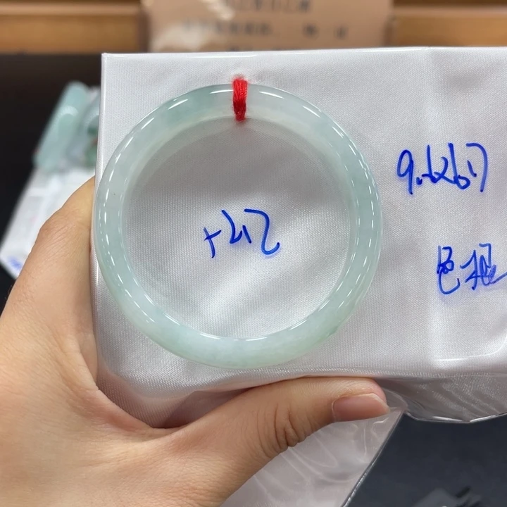 翡翠手镯未镶嵌翡翠