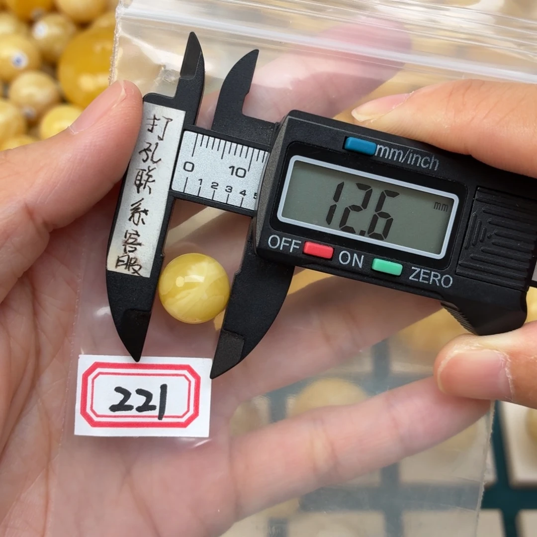 余***悸裸石蜜蜡未镶嵌蜜蜡