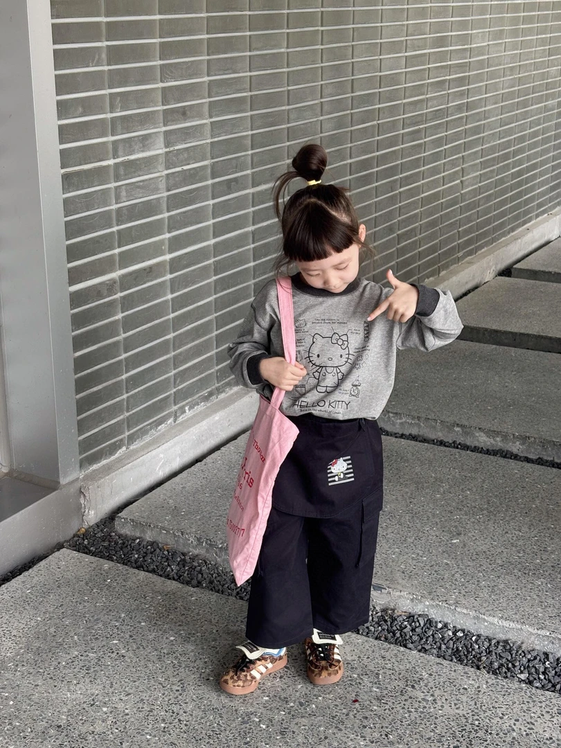 小思家2025年秋季新款女童韩版灰色卡通猫上衣黑色裙裤套装