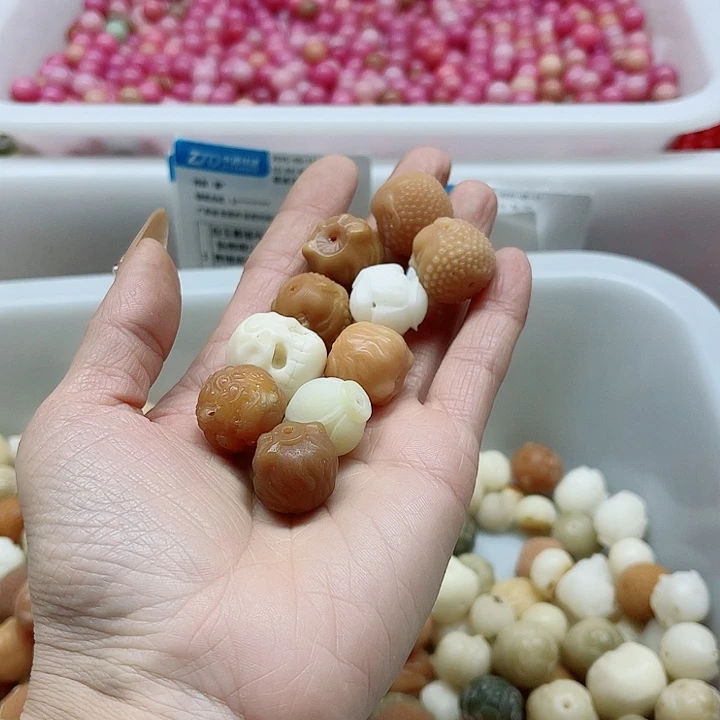 白玉菩提吊坠微瑕雕刻混5卡灯牌宠5