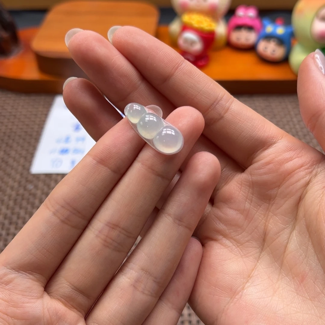 翡翠未镶嵌颈饰豆子