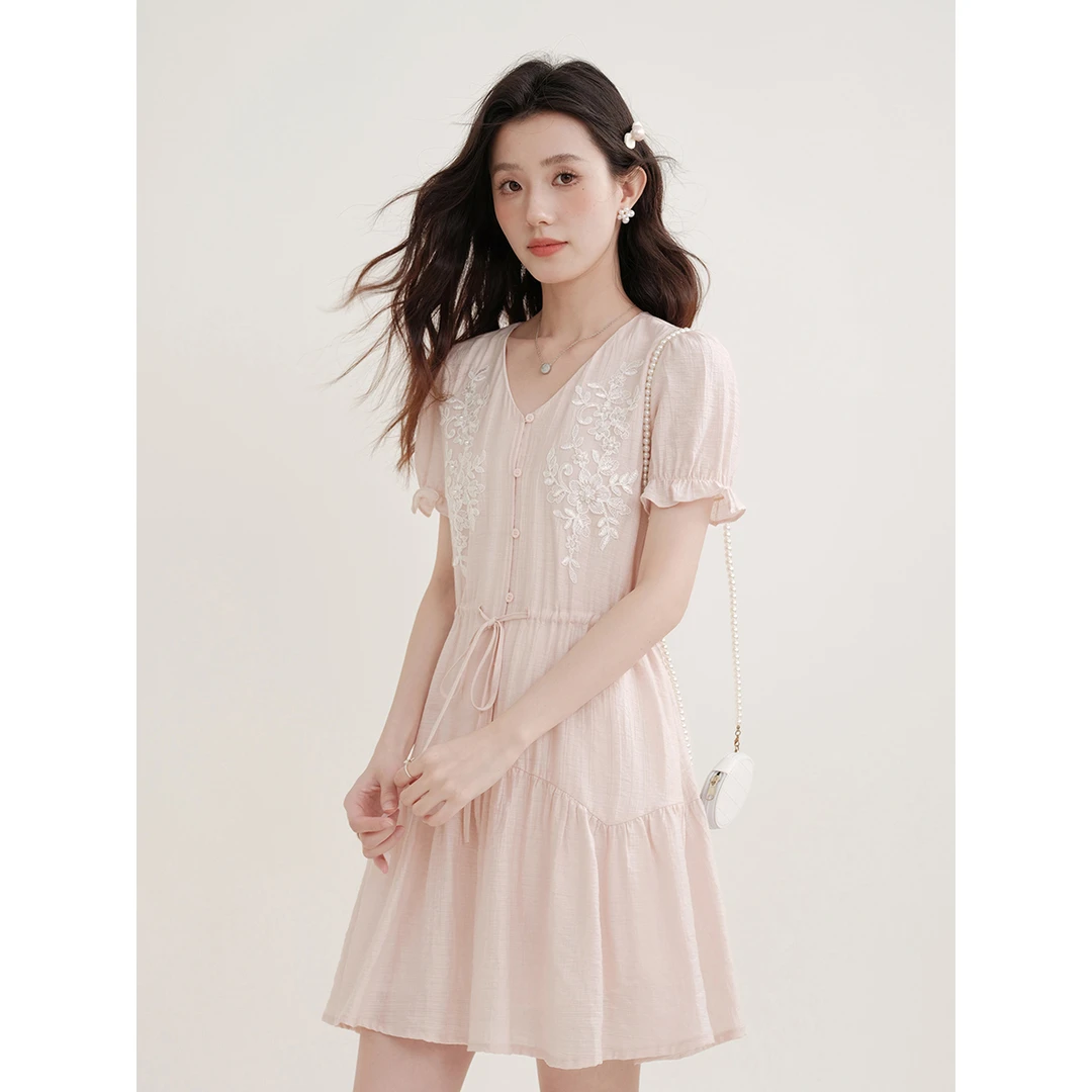 木易易 粉色短袖刺绣V领收腰连衣裙女夏季2025新款高腰短款裙子