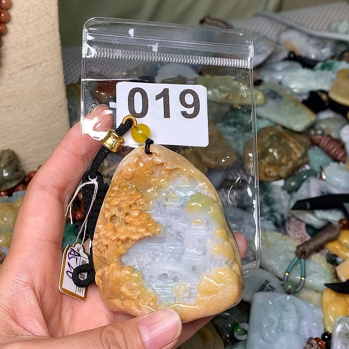 翡翠未镶嵌颈饰依****2翡翠