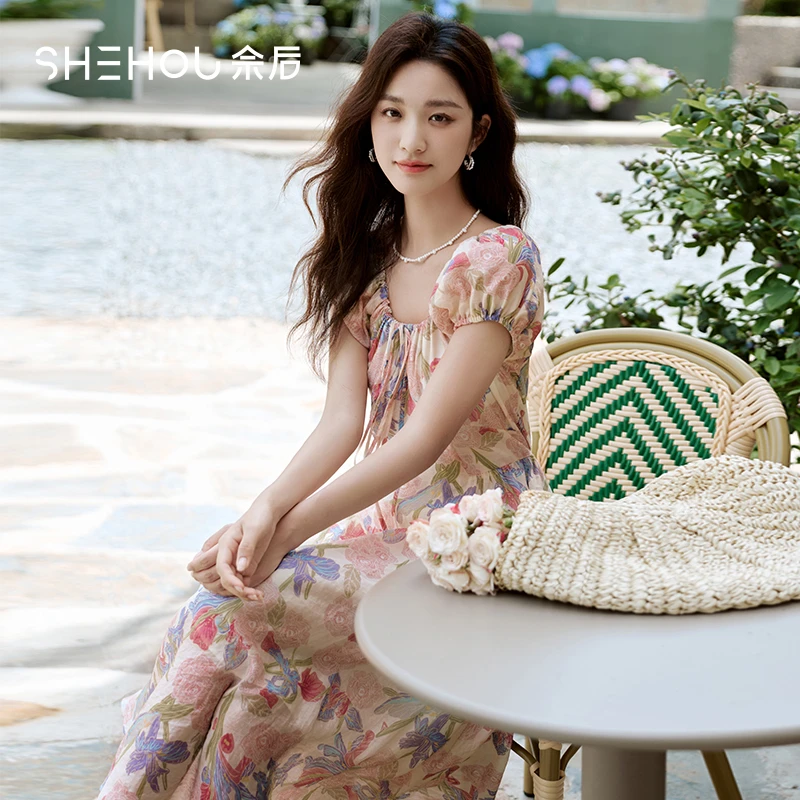 佘后度假碎花连衣裙2025夏装法式气质油画绝美褶皱新款泡泡袖长裙