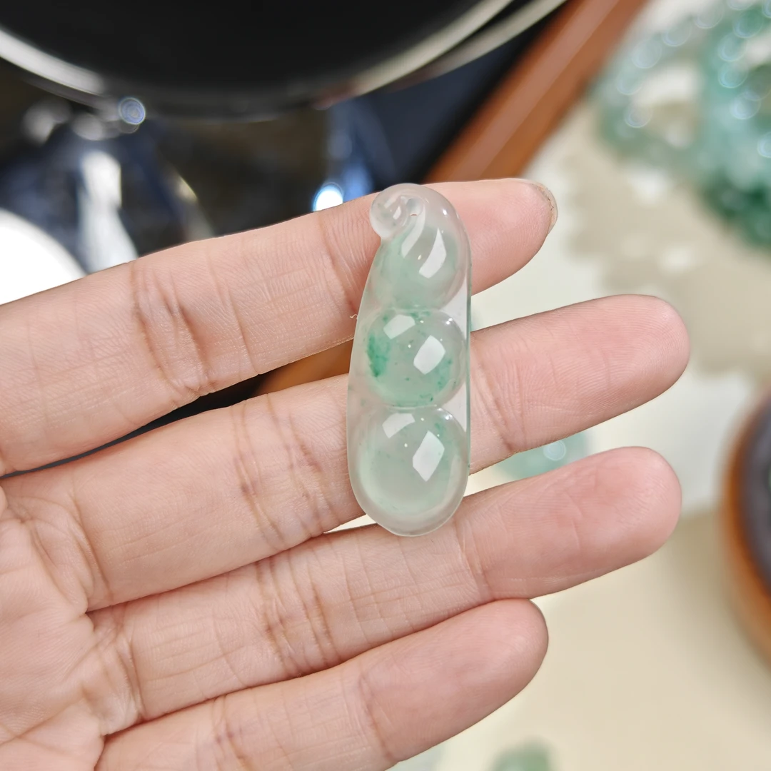 天然非洲翠 A 货 福豆 水润百搭精美冰透玉石挂件