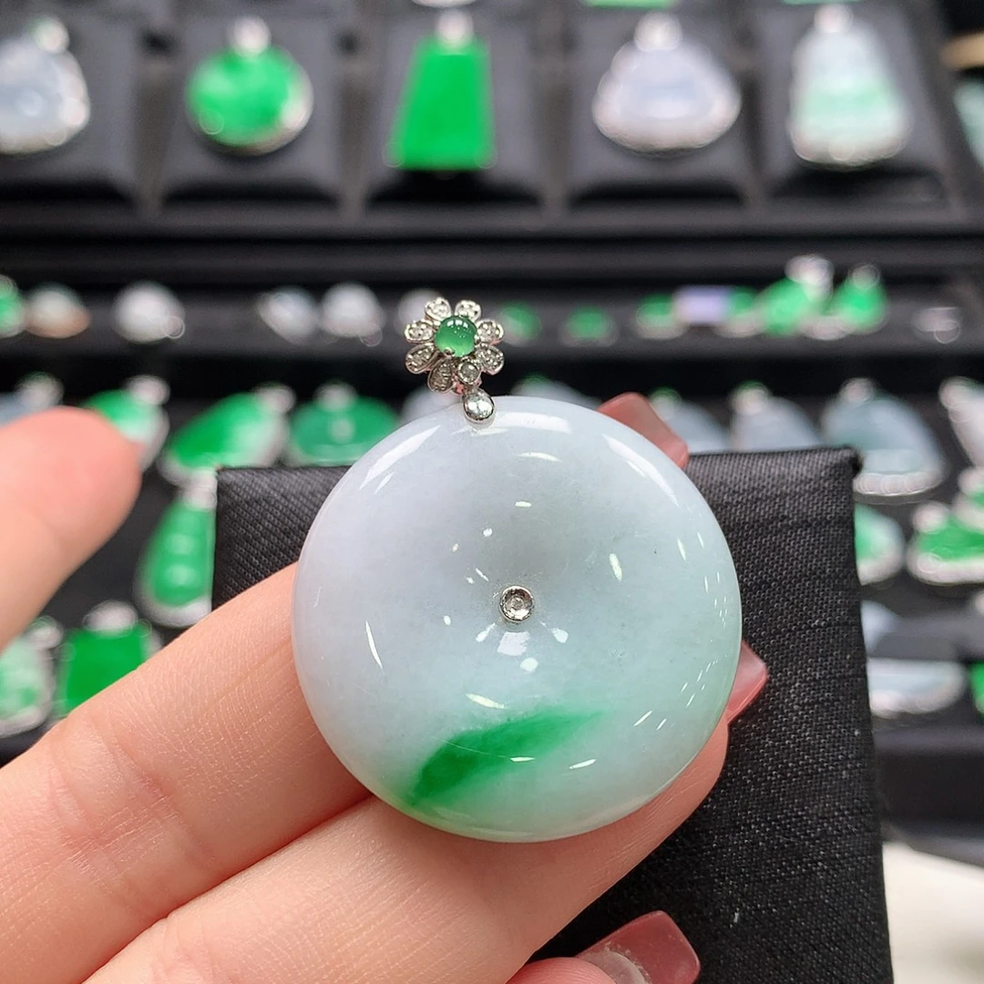 翡翠18K金镶嵌颈饰平安扣