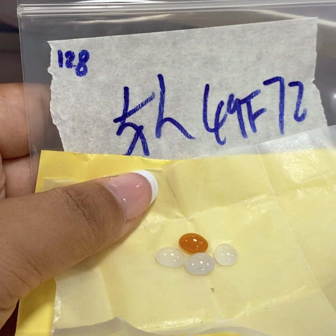 女***界定制翡翠未镶嵌不