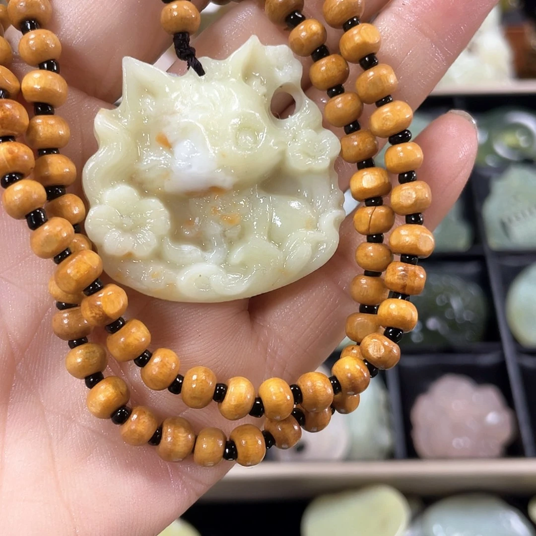 蛇纹石玉颈饰未镶嵌