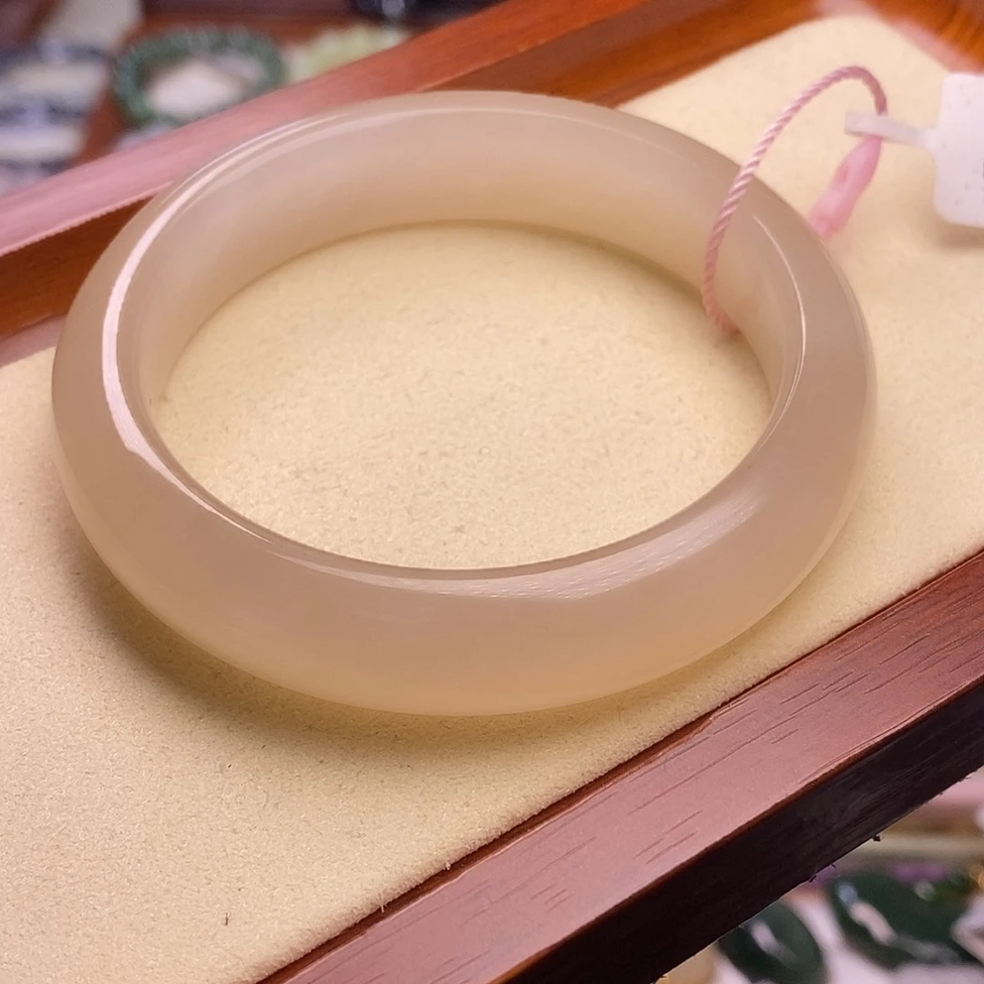 颈饰未镶嵌和田玉毕业级老坑料浓红粉手镯57