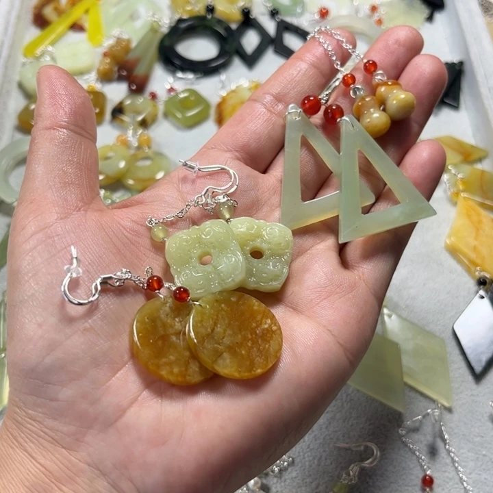 蛇纹石玉合金耳饰