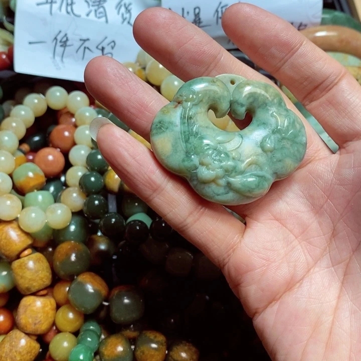 蛇纹石玉颈饰未镶嵌