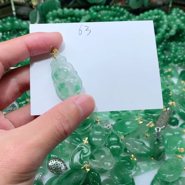 石英质玉颈饰未镶嵌文****）