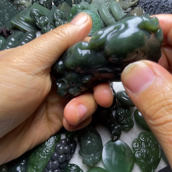 老***童和田玉未镶嵌颈饰