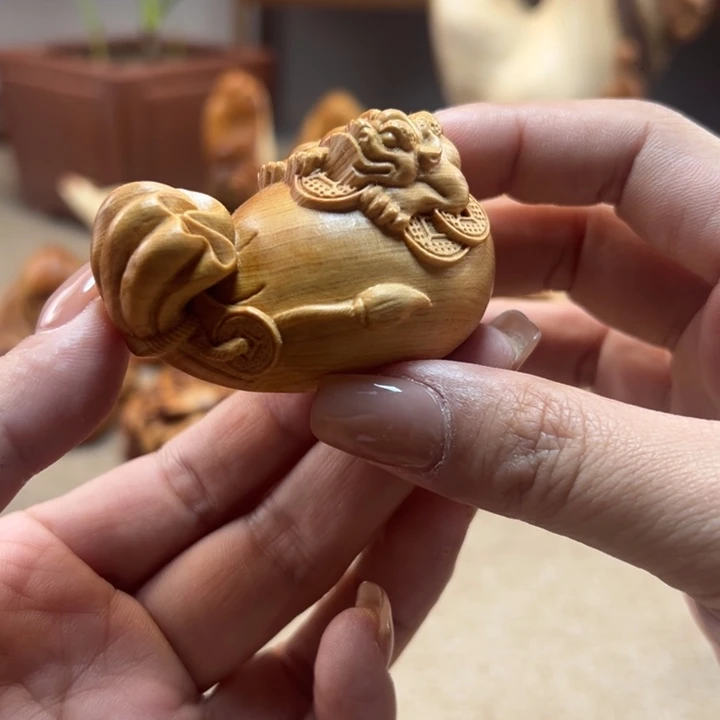 柏木机雕钱袋子貔貅