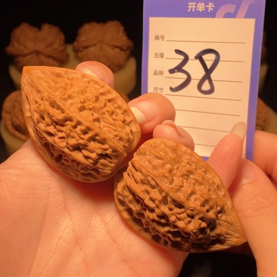 文玩核桃把件野生鸡心35.8左右 新疆西藏不发货