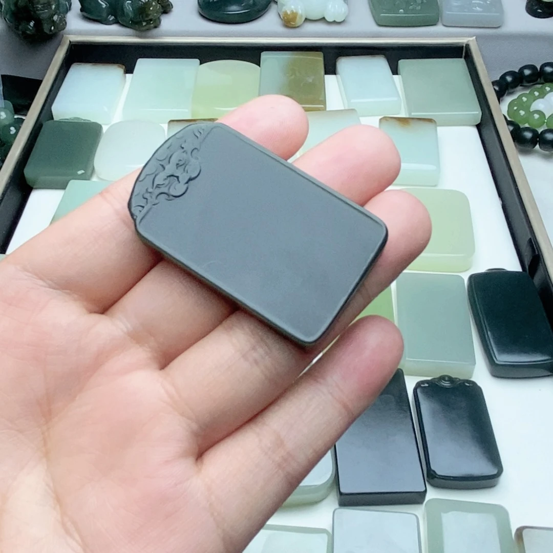 和田玉未镶嵌颈饰有****?