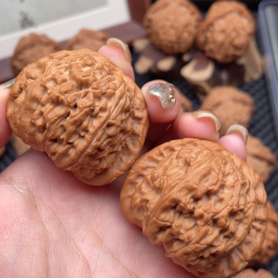 文玩核桃吊坠白狮子