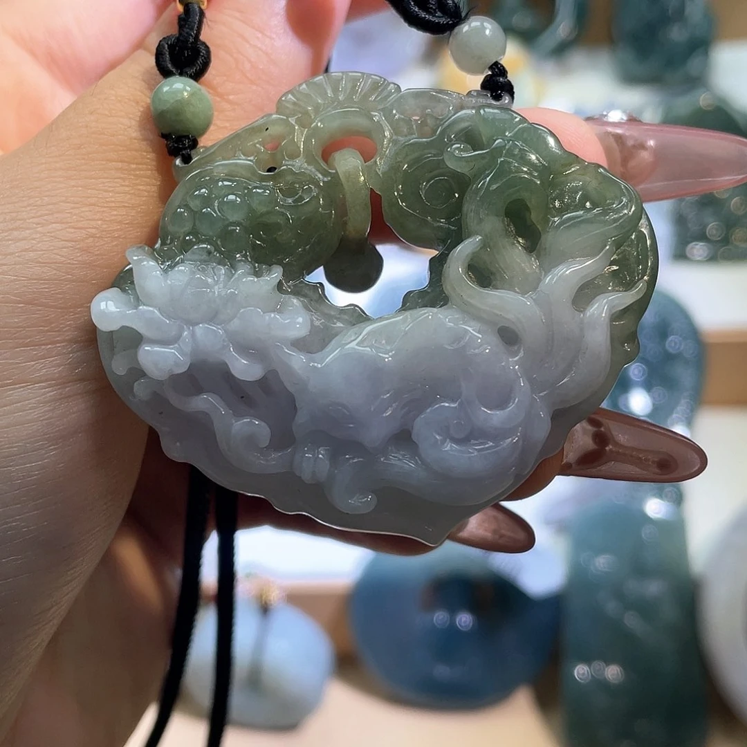 翡翠未镶嵌颈饰九尾狐