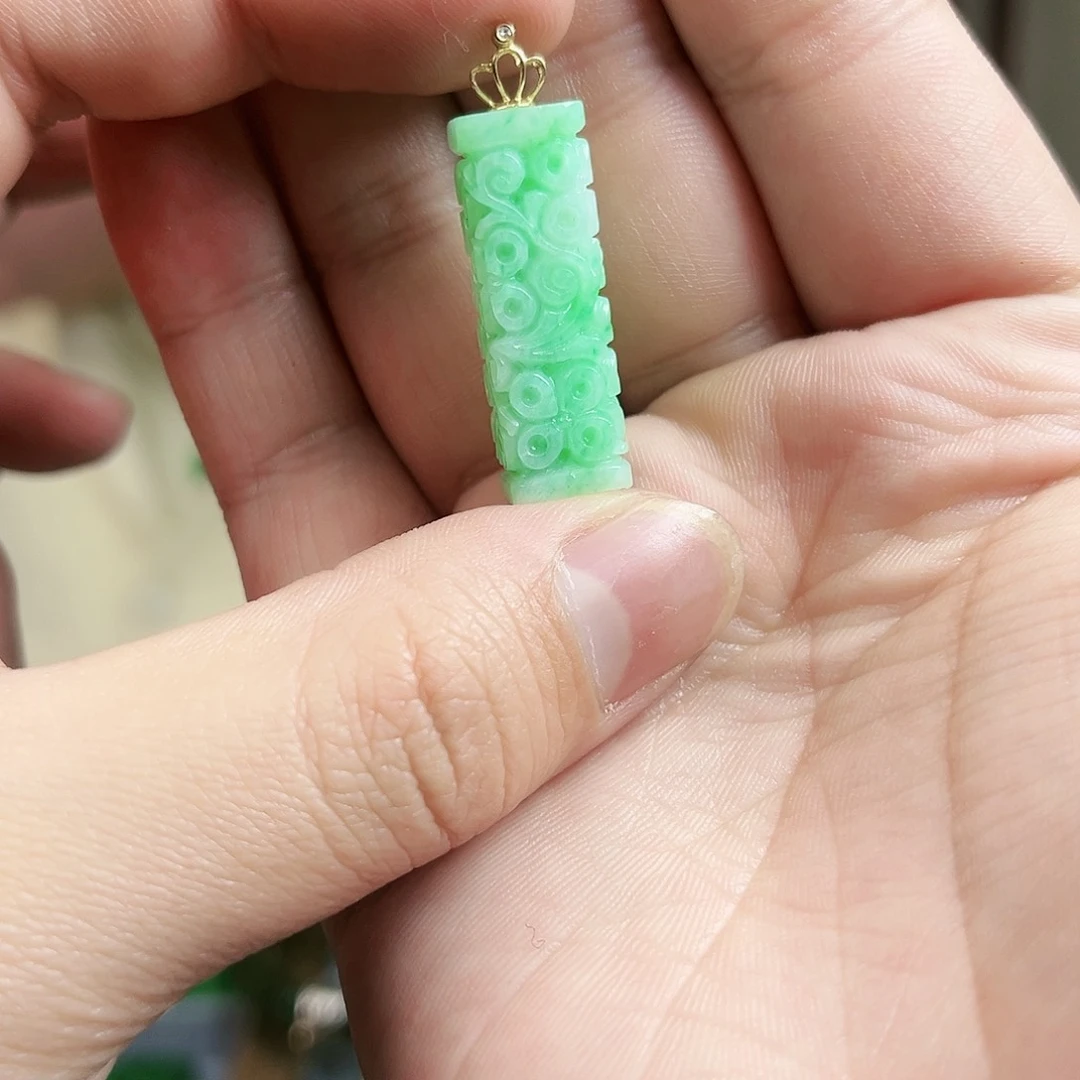 翡翠颈饰18K金镶嵌吊坠