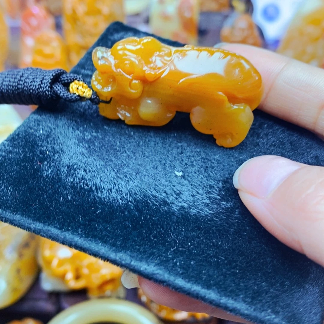 未镶嵌石英质玉（黄龙玉）颈饰