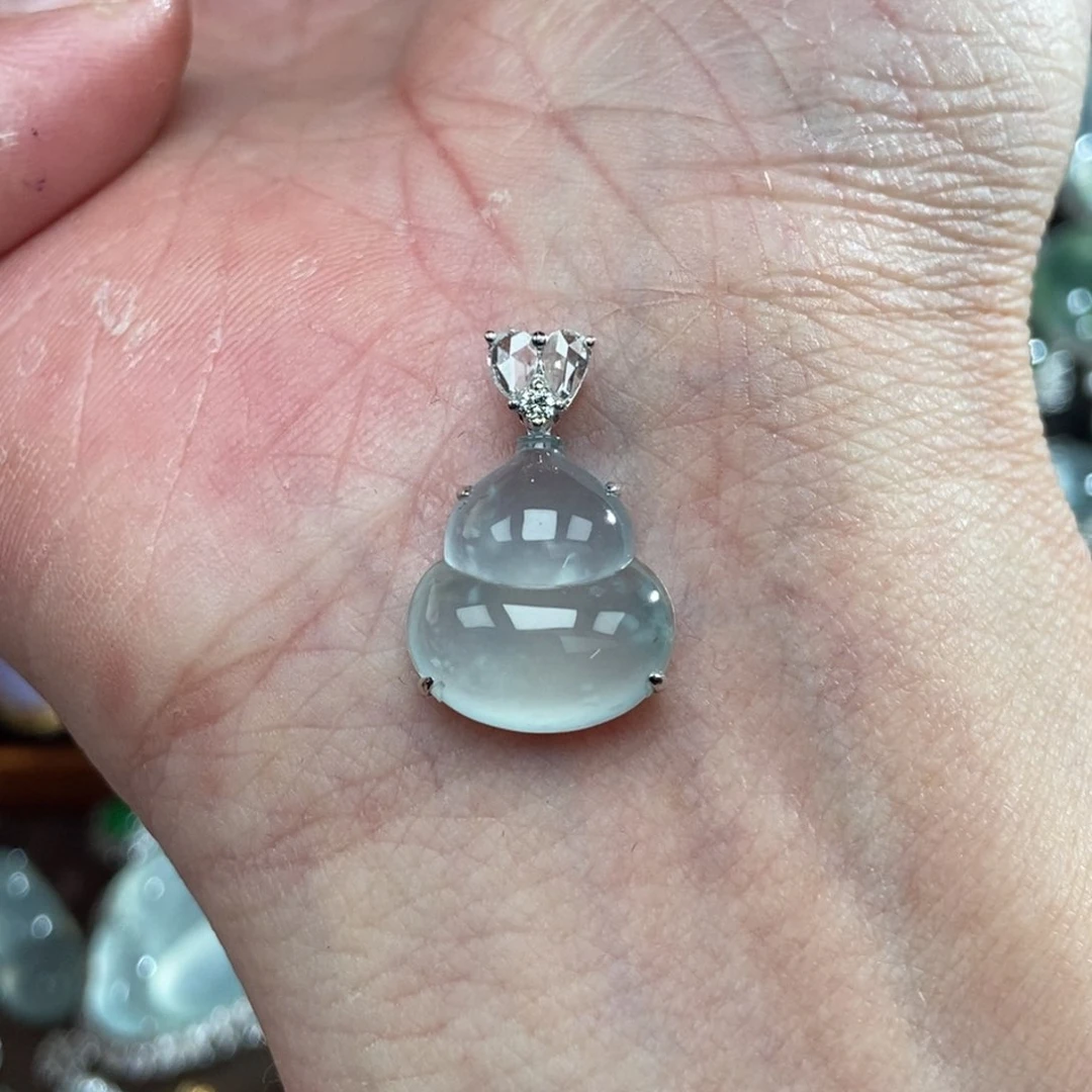 颈饰18K金镶嵌翡翠葫芦