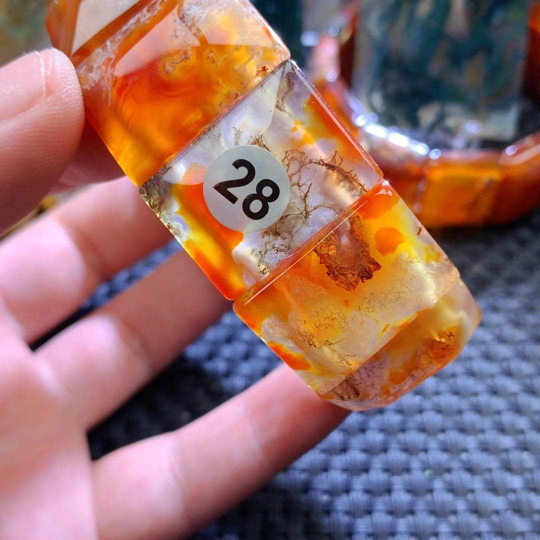 未镶嵌颈饰玛瑙/玉髓展*