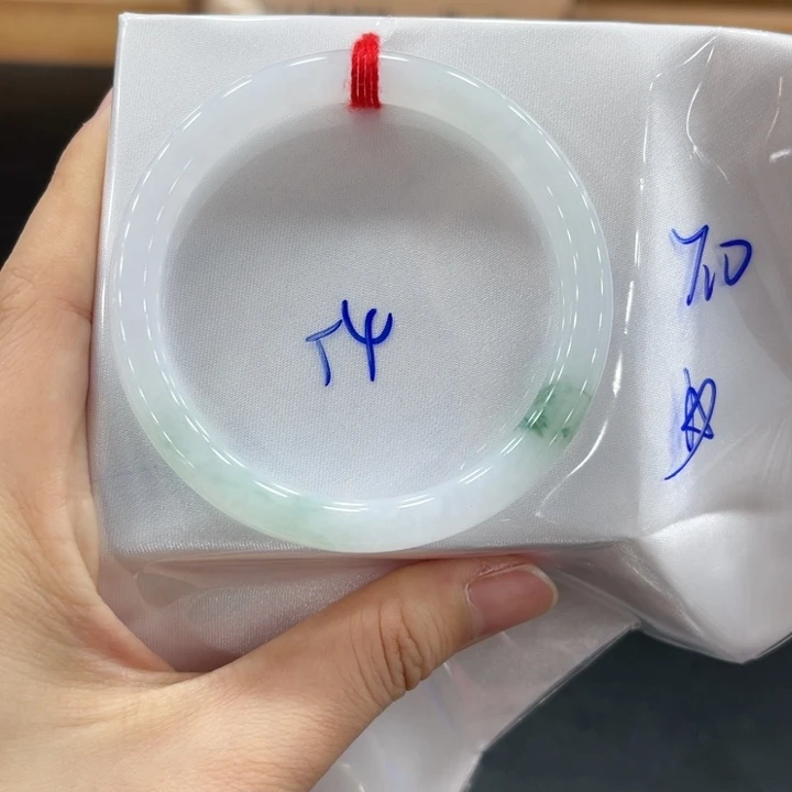 翡翠手镯未镶嵌翡翠