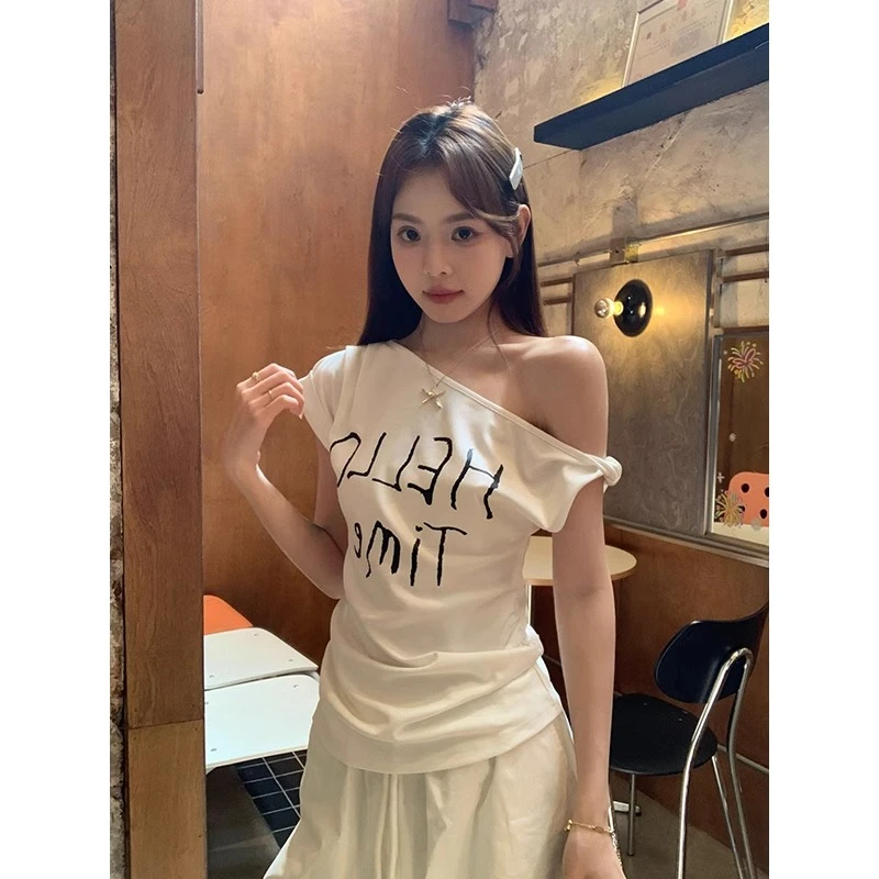 白色斜肩扭结短袖t恤2025年夏季新款宽松字母印花设计感上衣女装
