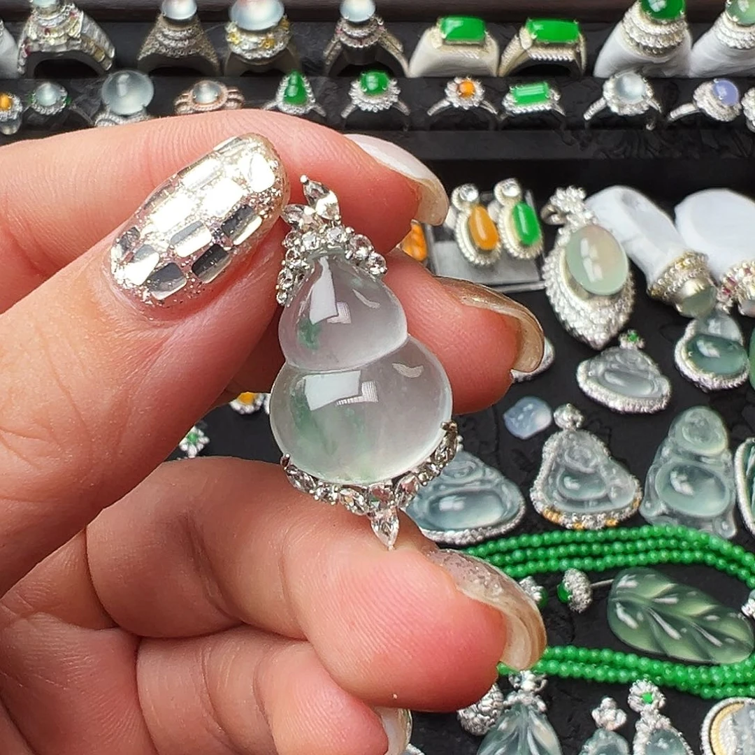 翡翠18K金镶嵌颈饰吊坠