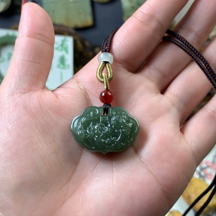 透闪石质玉挂件未镶嵌给****间