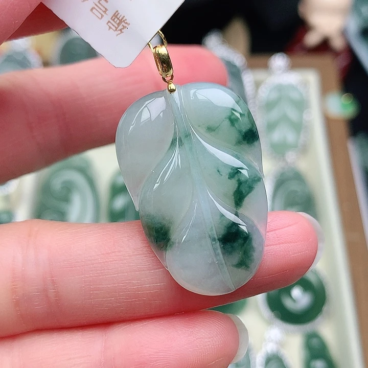 颈饰18K金镶嵌翡翠吊坠