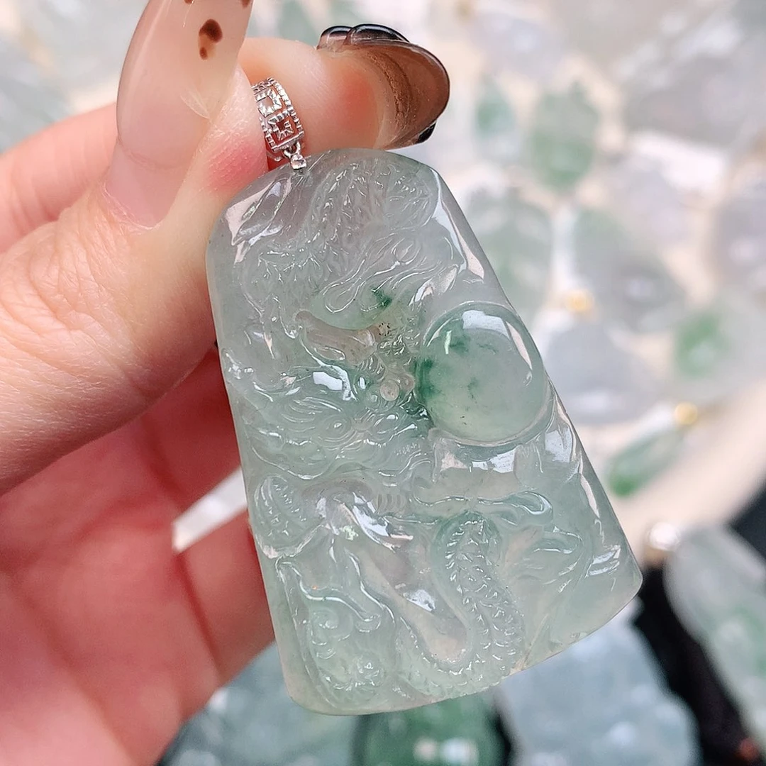 翡翠颈饰18K金镶嵌飘花龙牌43.6、29、4.7