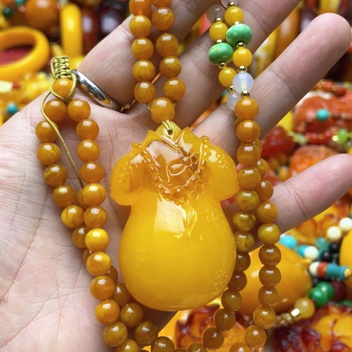 树脂制品71号雕刻旗袍吊坠