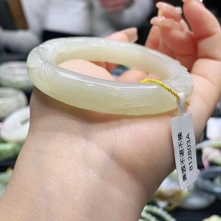 和田玉手镯圈口57+。编号49未镶嵌